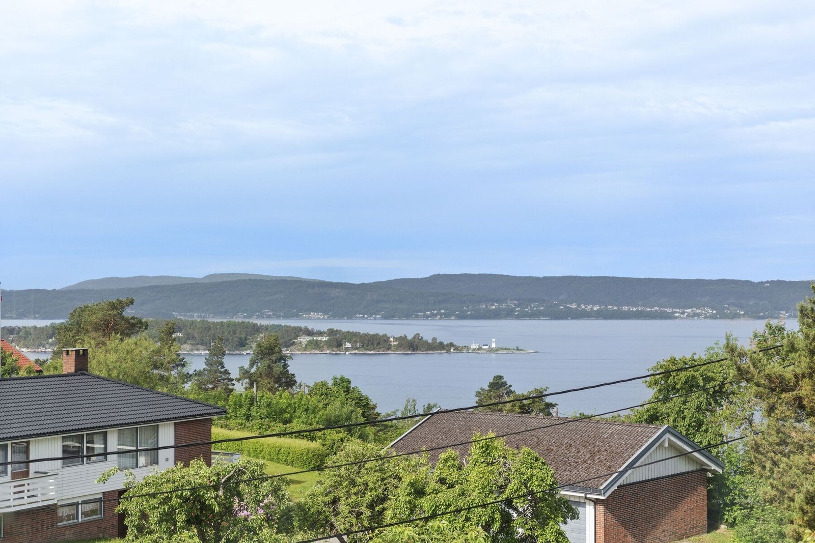 Fra stuen kan man nyte en vakker utsikt over Oslofjorden, med skiftende lys og årstider som gir stadig nye naturopplevelser. Galleribilde