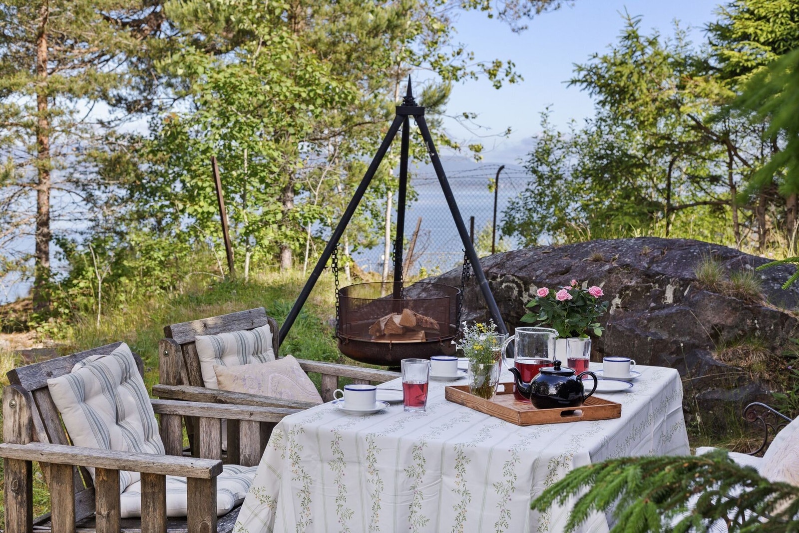 Skap gode minner med familie og venner rundt bålpannen i eiendommens lune og grønne omgivelser. Galleribilde