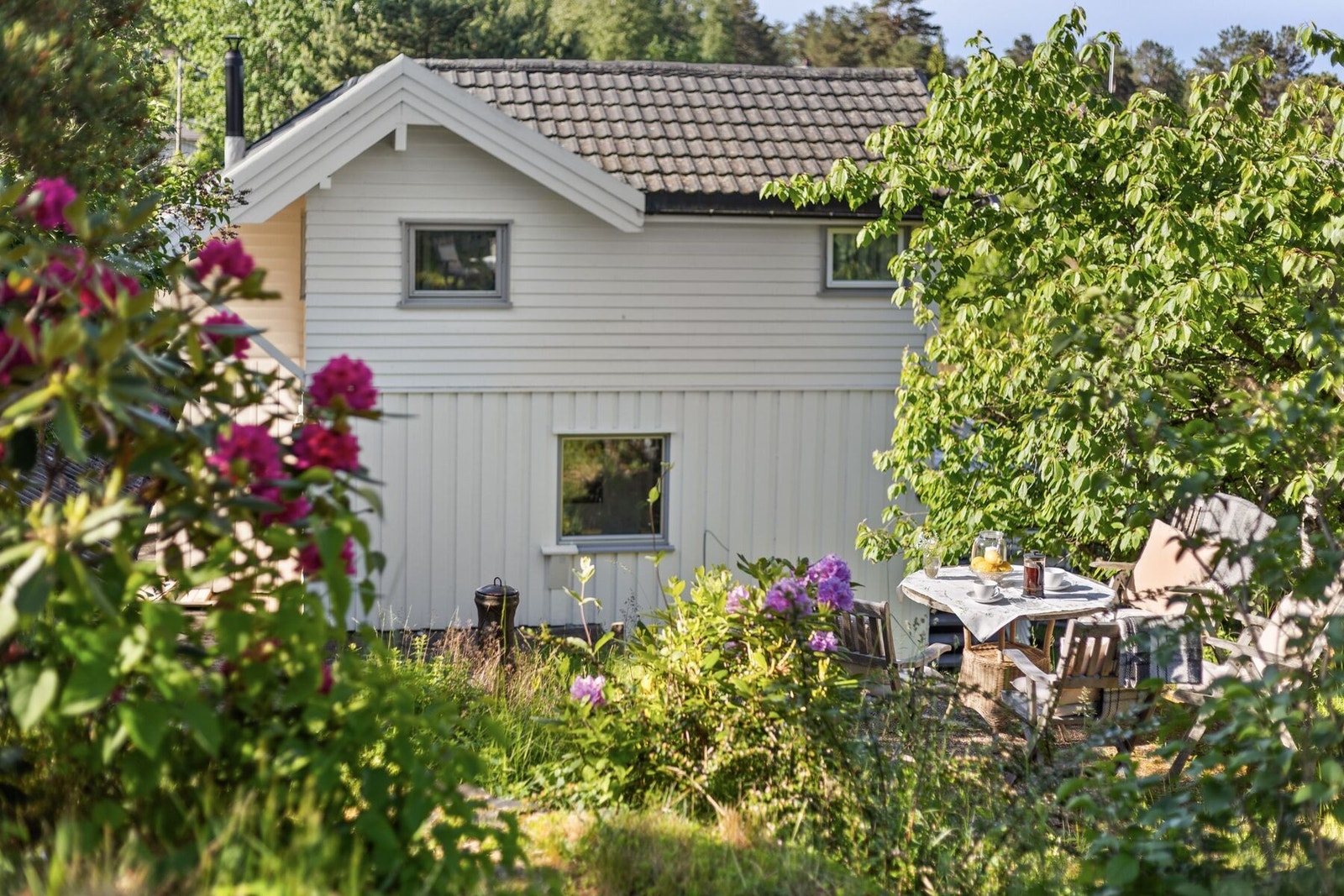 Eiendommen byr på flere naturlige soner for avslapning og sosialt samvær. Galleribilde