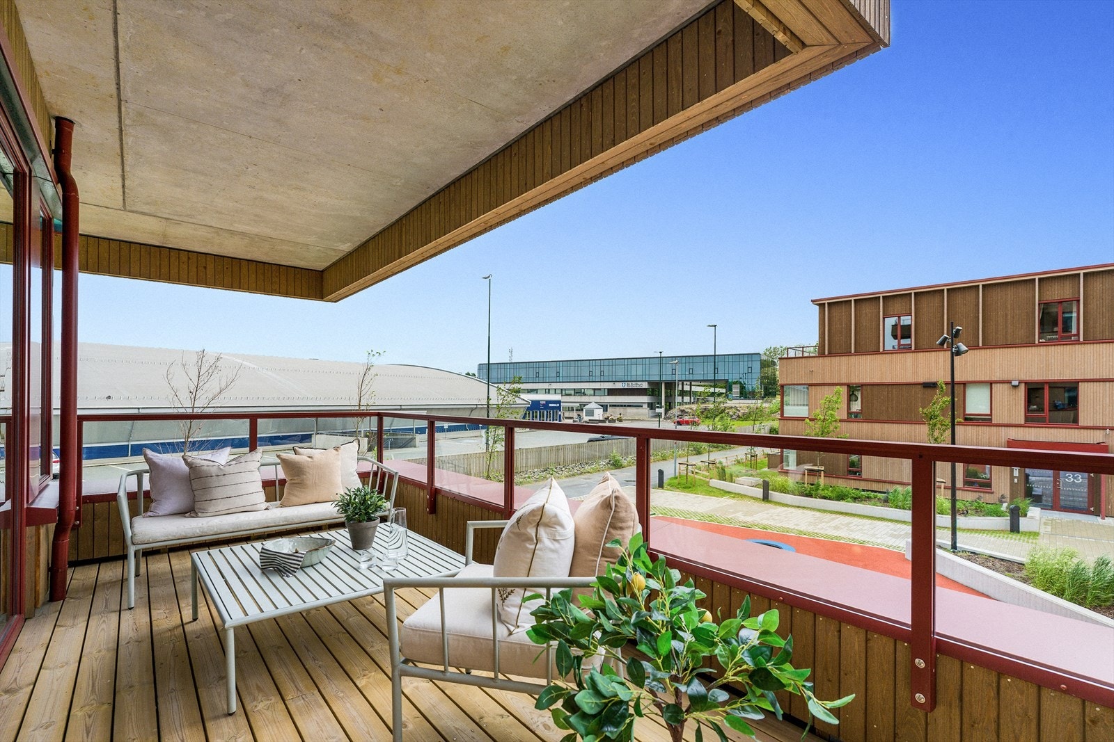 Balkongen er solid bygget i betong og tre, med terrassebord som gir en lun overflate. Galleribilde