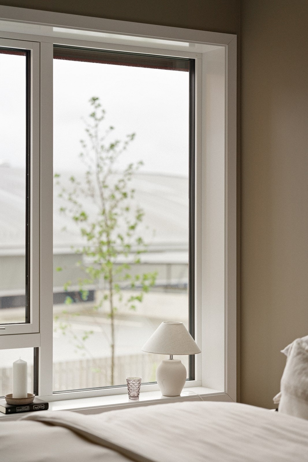 Vinduene er fra 2024 og har 3-lags glass, trekarm og utvendig aluminiumsbeslag for minimalt vedlikehold. Galleribilde