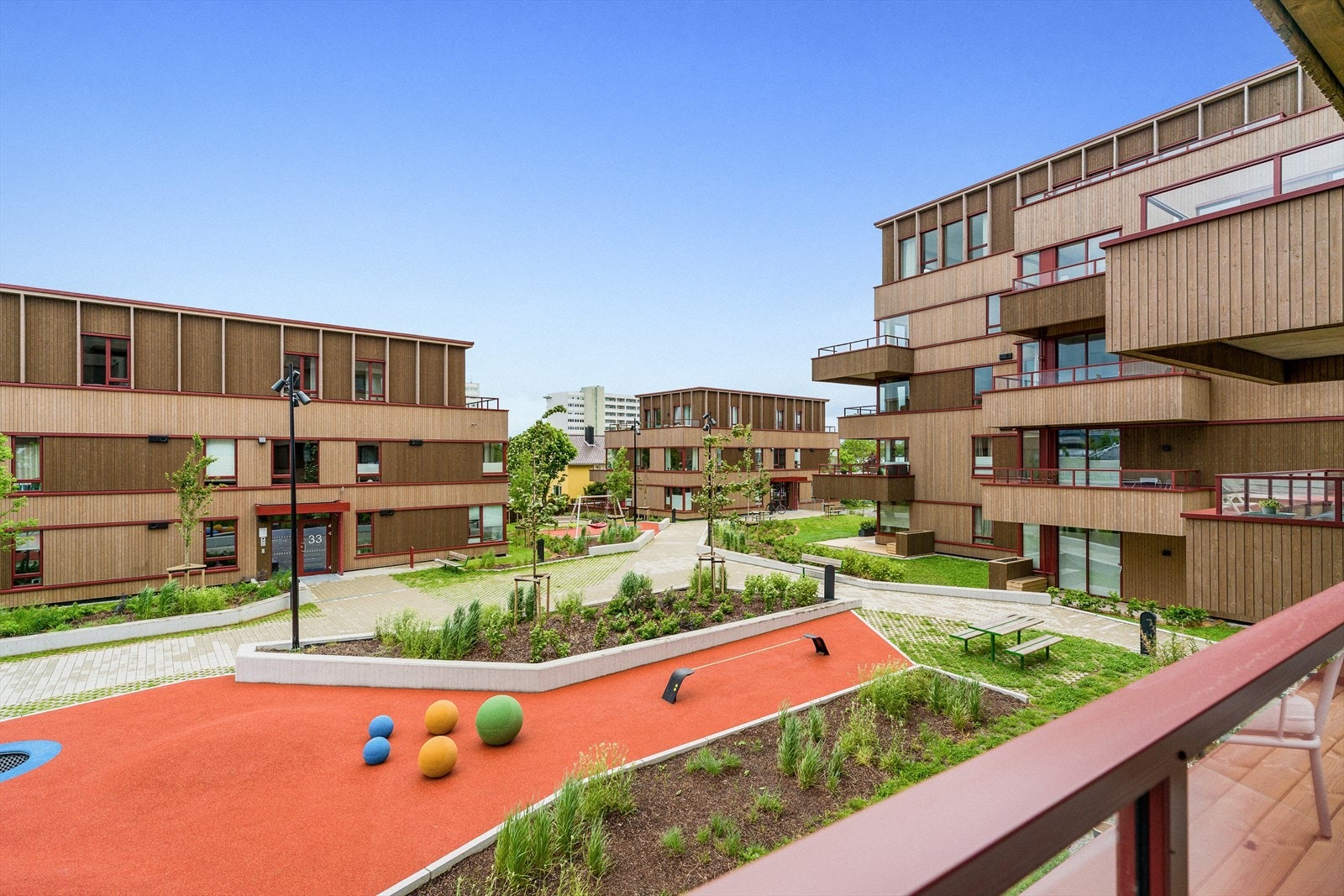 Fra leiligheten er det kort vei til Lassa idrettspark og Lassa skole, som ligger kun et par minutters gange unna. Galleribilde