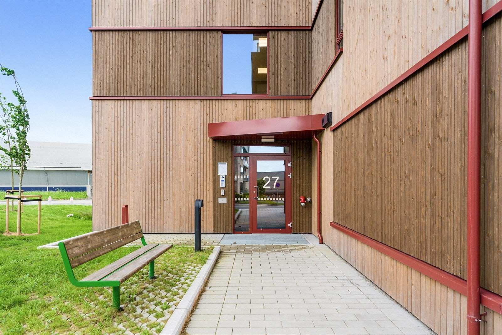 Bygget har heis fra felles parkeringskjeller og opp til leilighetens etasje. Fasaden har stående bordkledning. Galleribilde