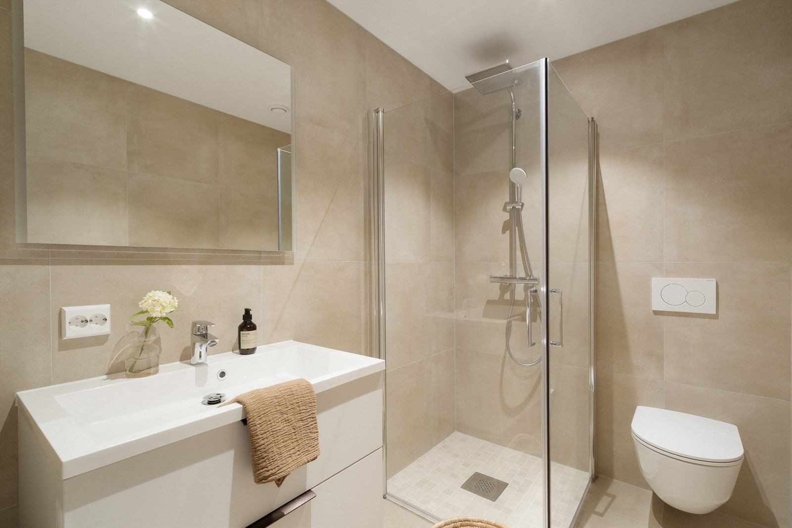 Det ene badet fungerer også som vaskerom med opplegg for vaskemaskin. Rommet har fliser, vannbåren gulvvarme og adkomst via skyvedør. Galleribilde