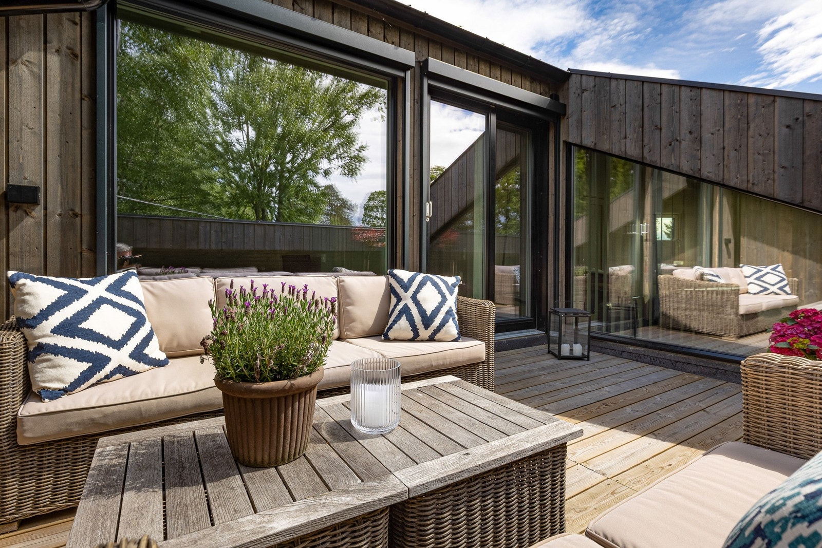 Inntrukket takterrasse med plass til både lounge- og spisegruppe Galleribilde