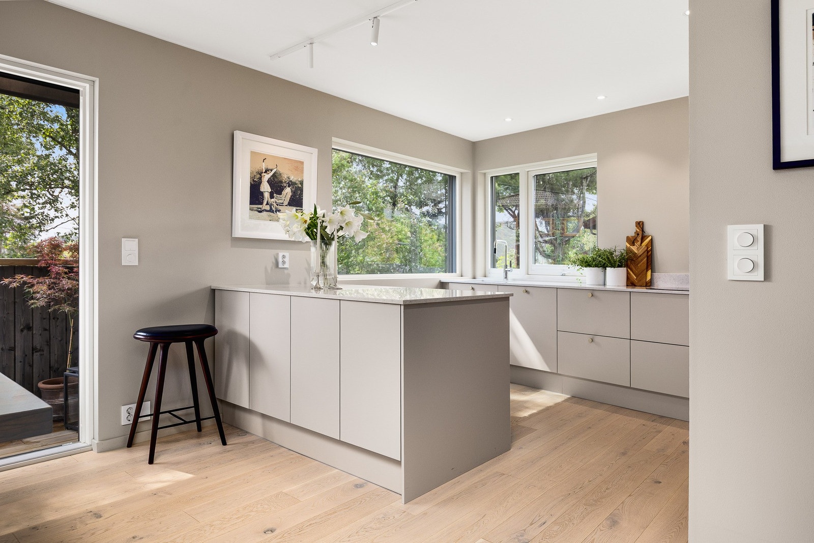 Stilrent kjøkken med moderne materialvalg og gode arbeidsflater Galleribilde