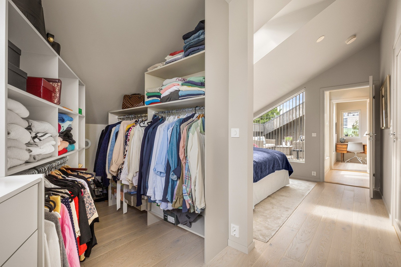 Praktisk walk-in garderobe tilknyttet hovedsoverommet Galleribilde