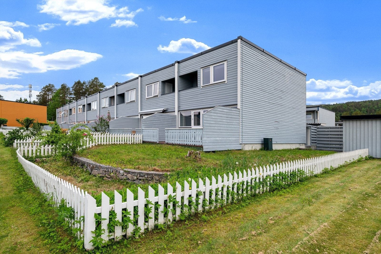 Leiligheten ligger på ende med hage Galleribilde