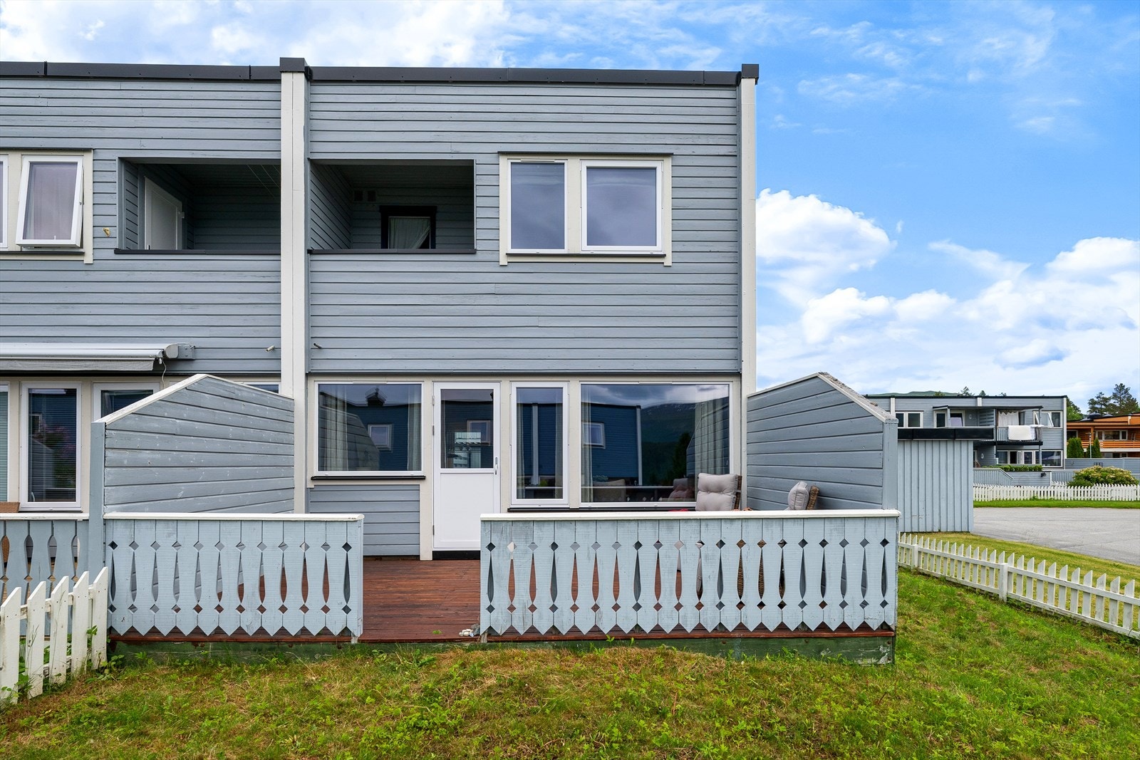 Terrasse og hage på sørside Galleribilde