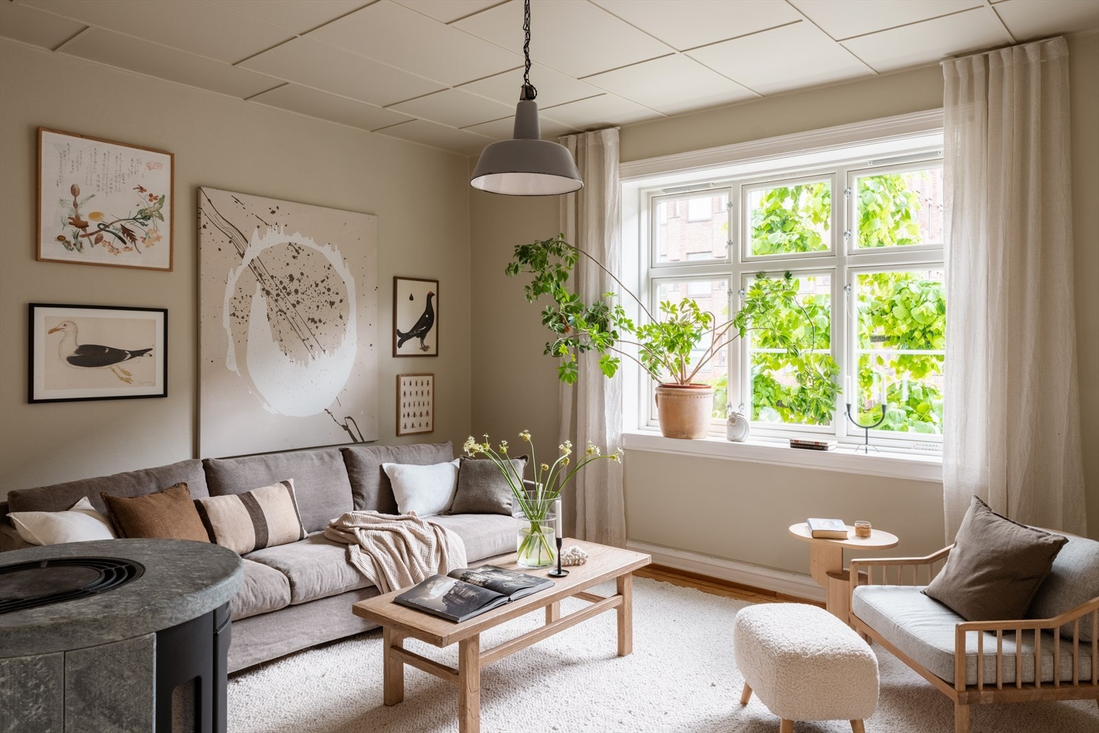 De store vindusflatene har 2-lags isolerglass fra 2012 og slipper inn rikelig med dagslys. Galleribilde