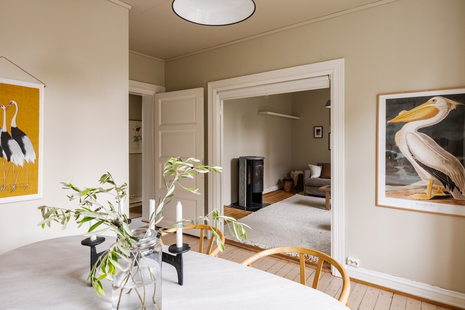 Fra spisestuen ser man tilbake mot stuen, noe som gir en fin sammenheng mellom rommene. Galleribilde