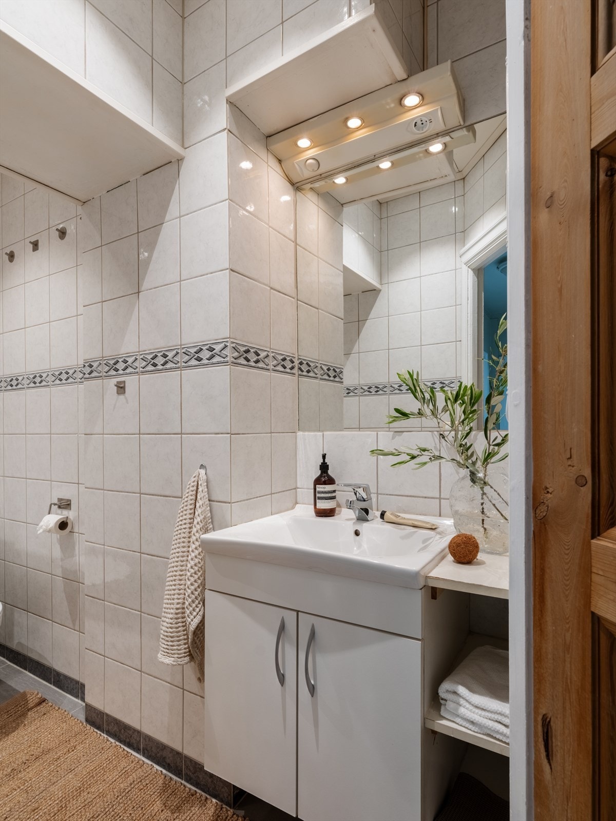 Badet har flislagt gulv med varmekabler for god komfort. Galleribilde