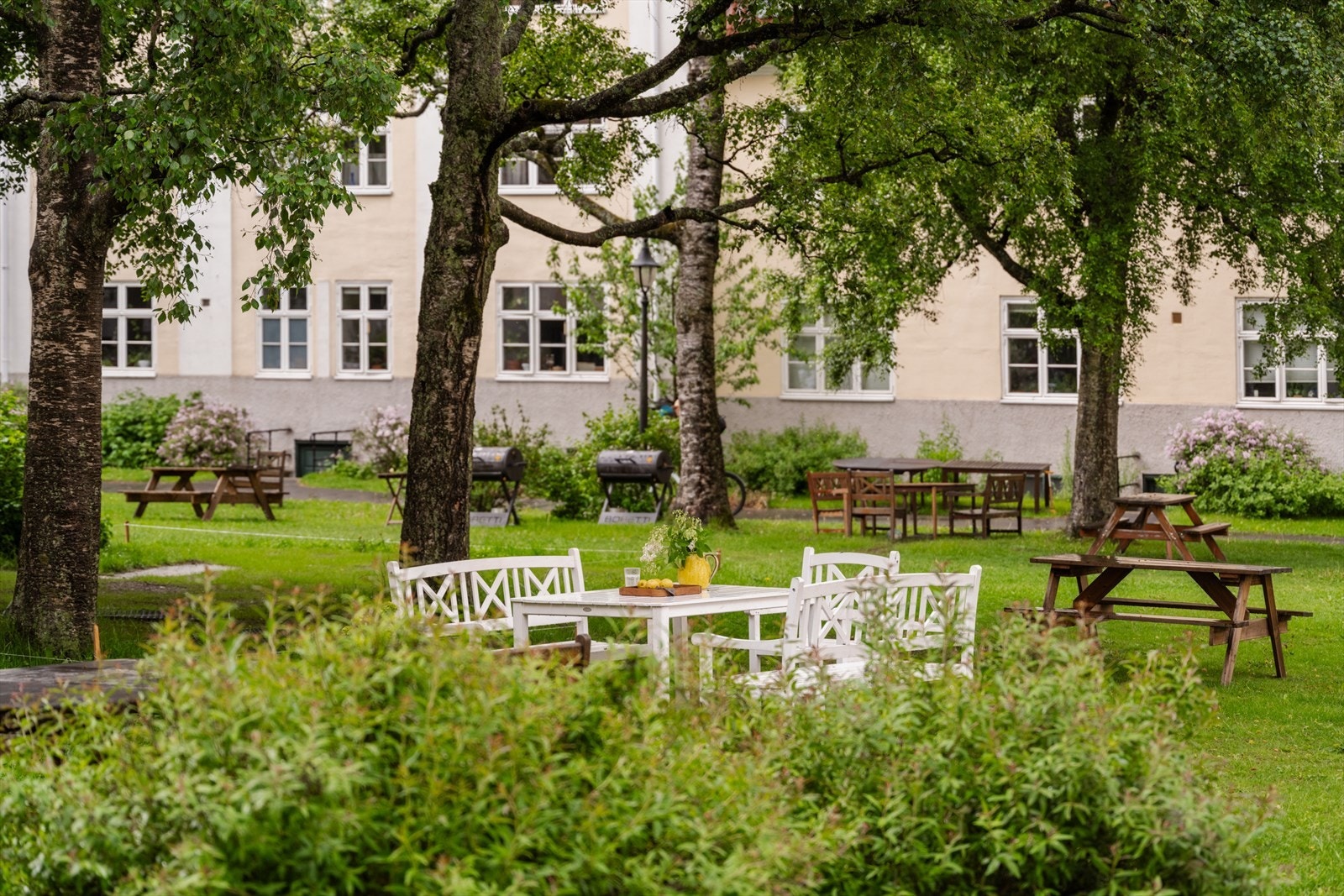Flere felles griller og sittegrupper er tilgjengelig for beboerne. Galleribilde