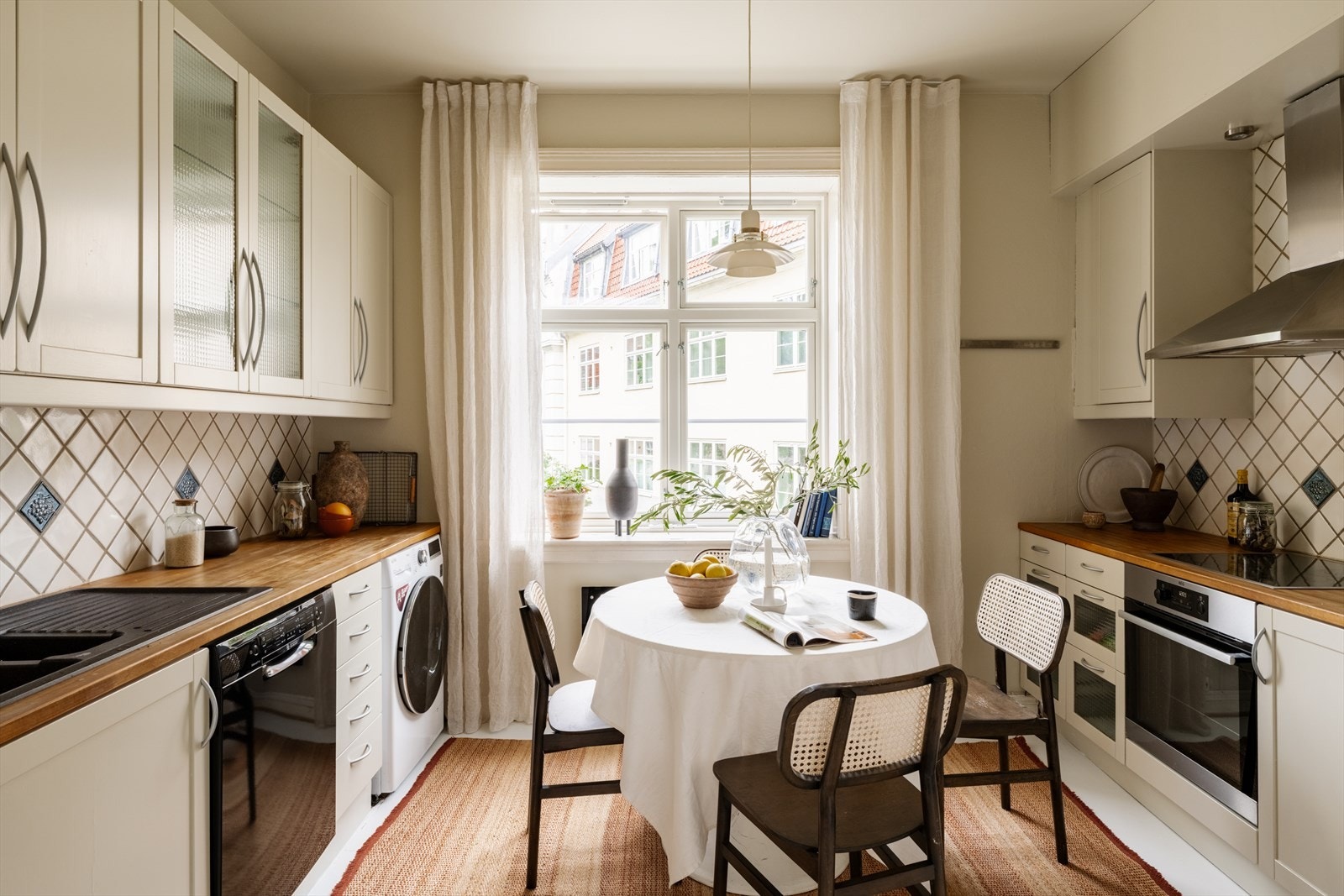 Separat kjøkken med god plass til spisebord. Innredningen har profilerte, nymalte eikefronter. Galleribilde
