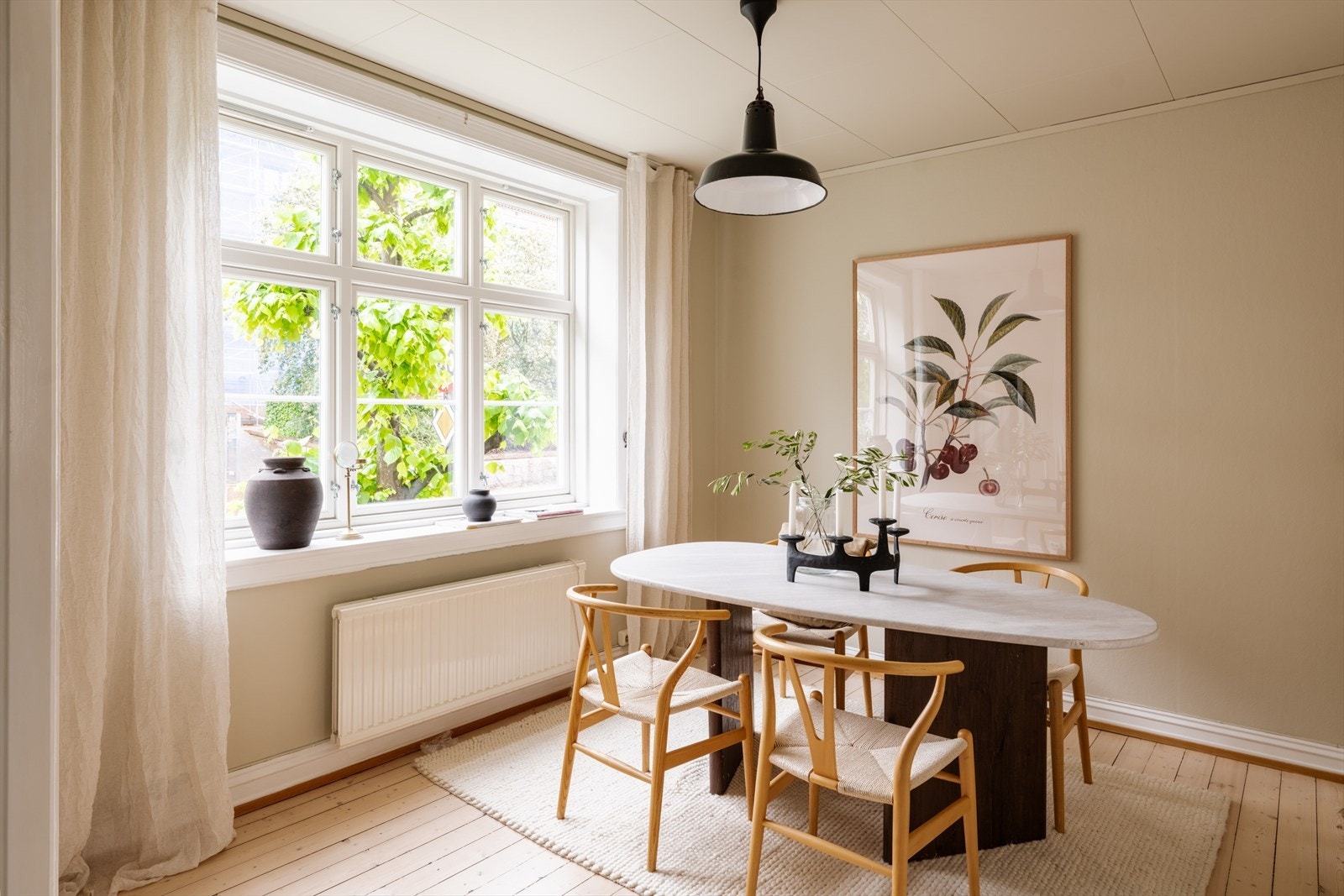 Rommet har nymalte vegger og tak, og god plass til et stort spisebord. Galleribilde