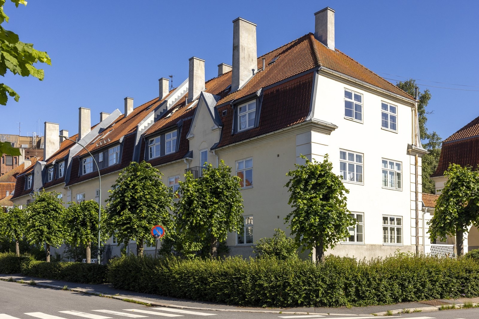 Geitmyrsveien 68 er en del av Lindern Hageby, kjent for sin særpregede teglsteinsbebyggelse i nybarokk stil. Galleribilde