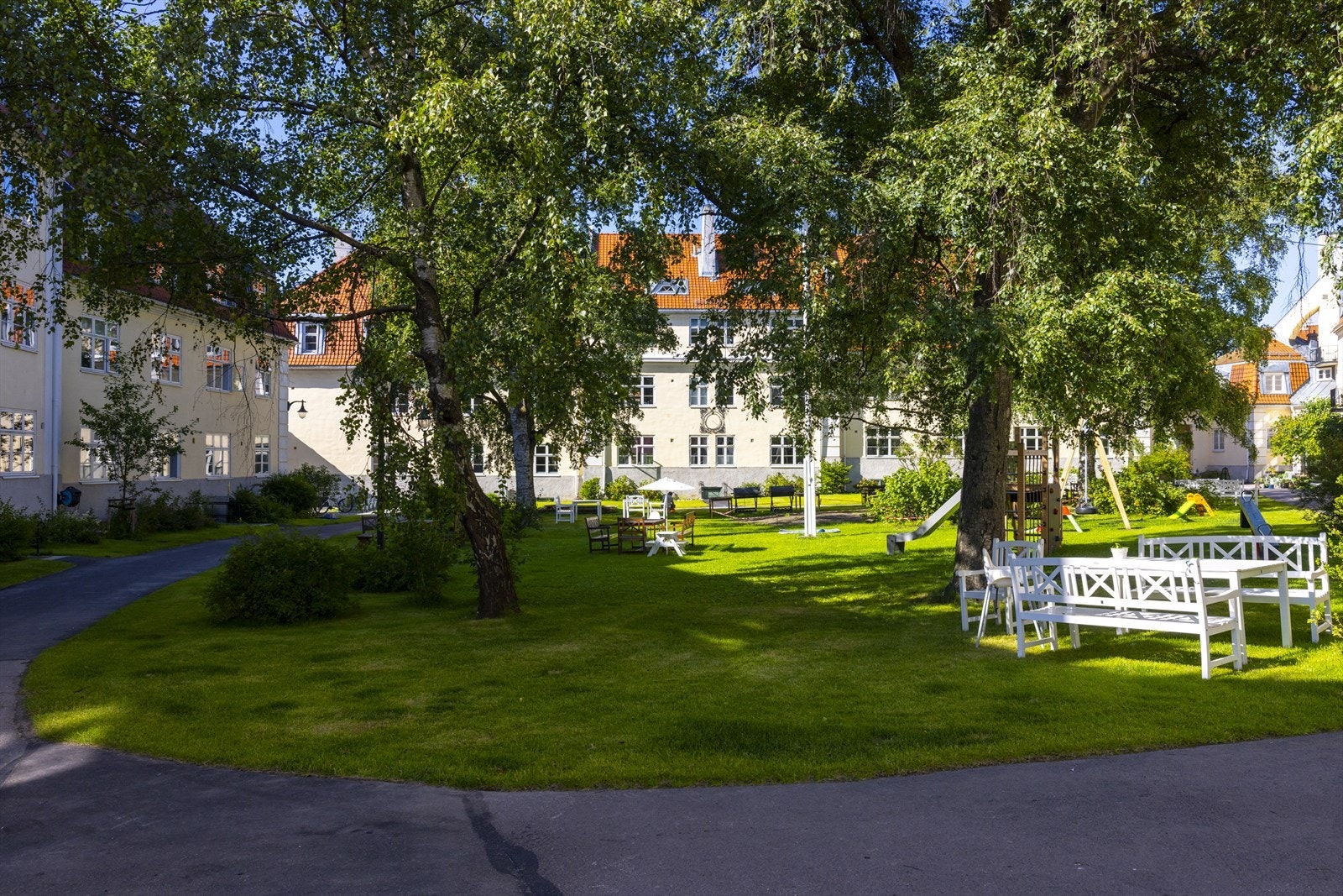 De parkmessig opparbeidede uteområdene skaper en harmonisk og grønn ramme rundt boligene. Galleribilde