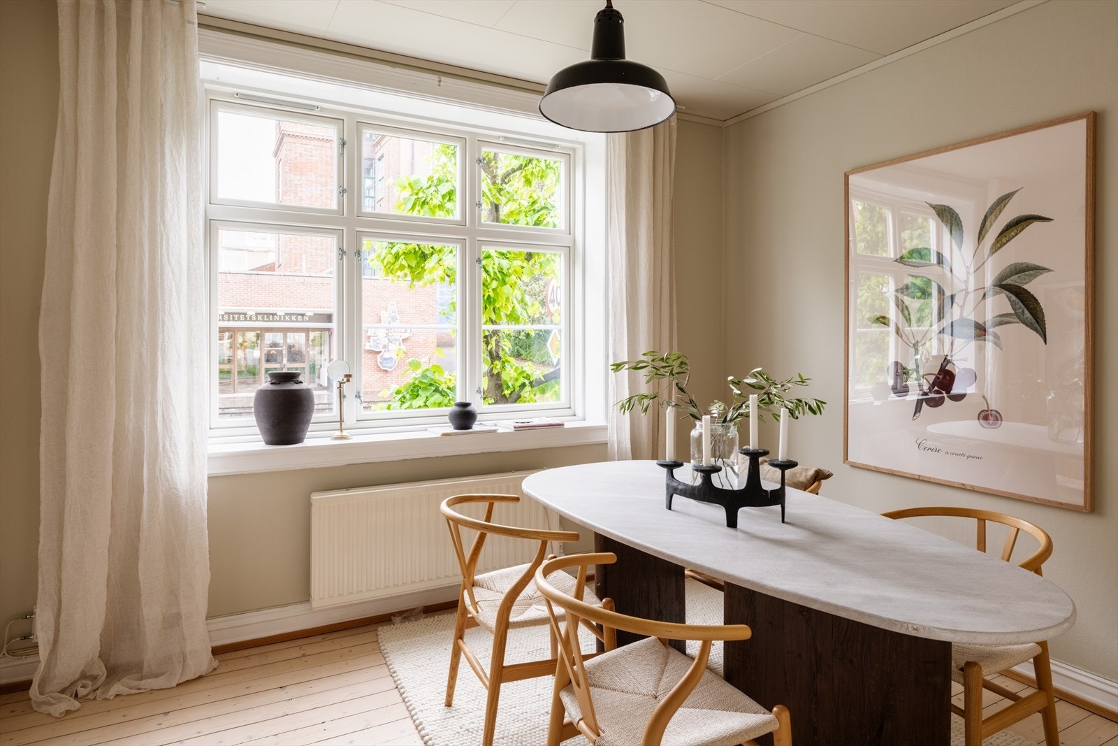 Vinduer med 2-lags isolerglass fra 2012 vender ut mot den rolige gaten. Galleribilde