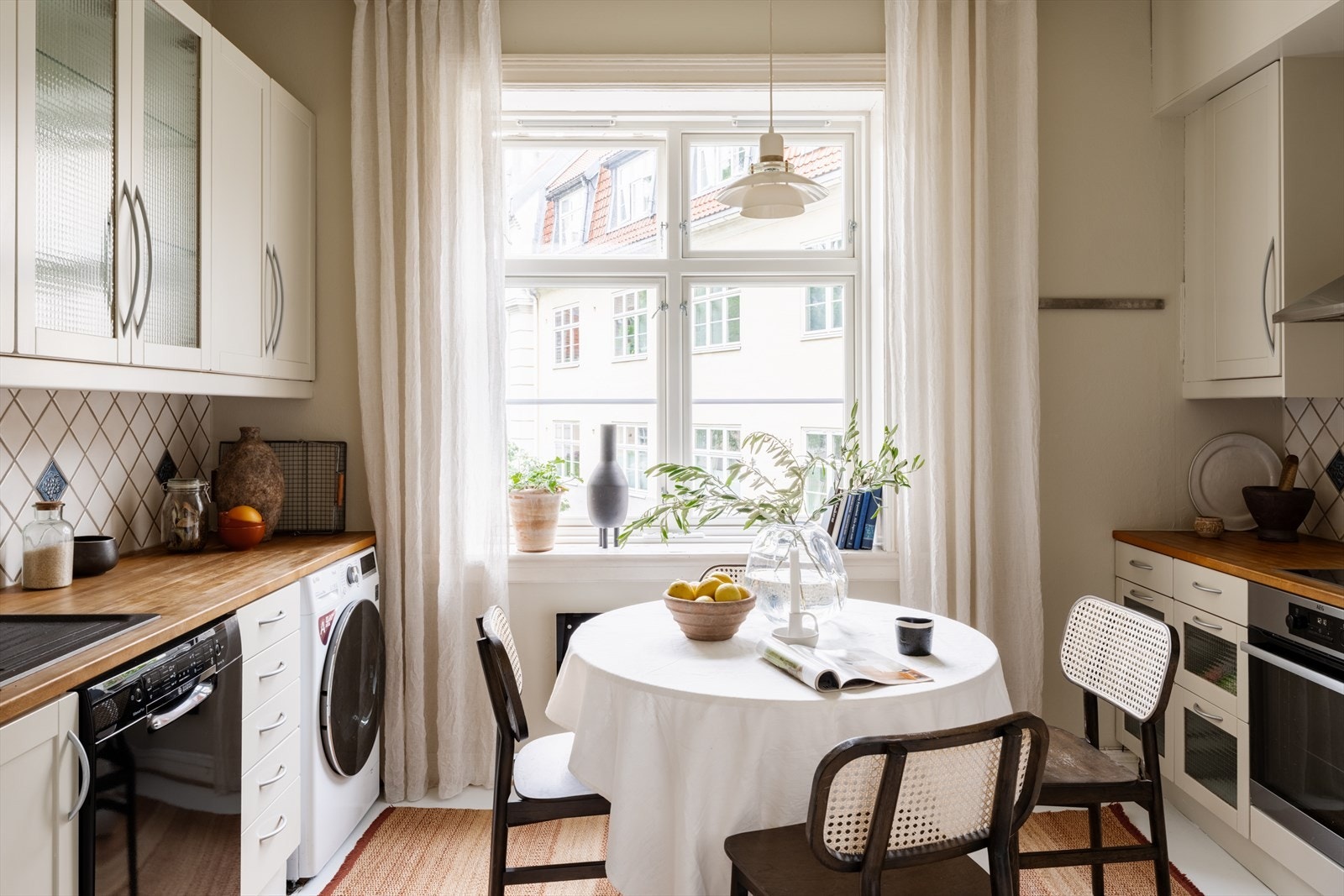 Benkeplater i oljet treverk og nedfelt oppvaskkum i sort kompositt. Galleribilde