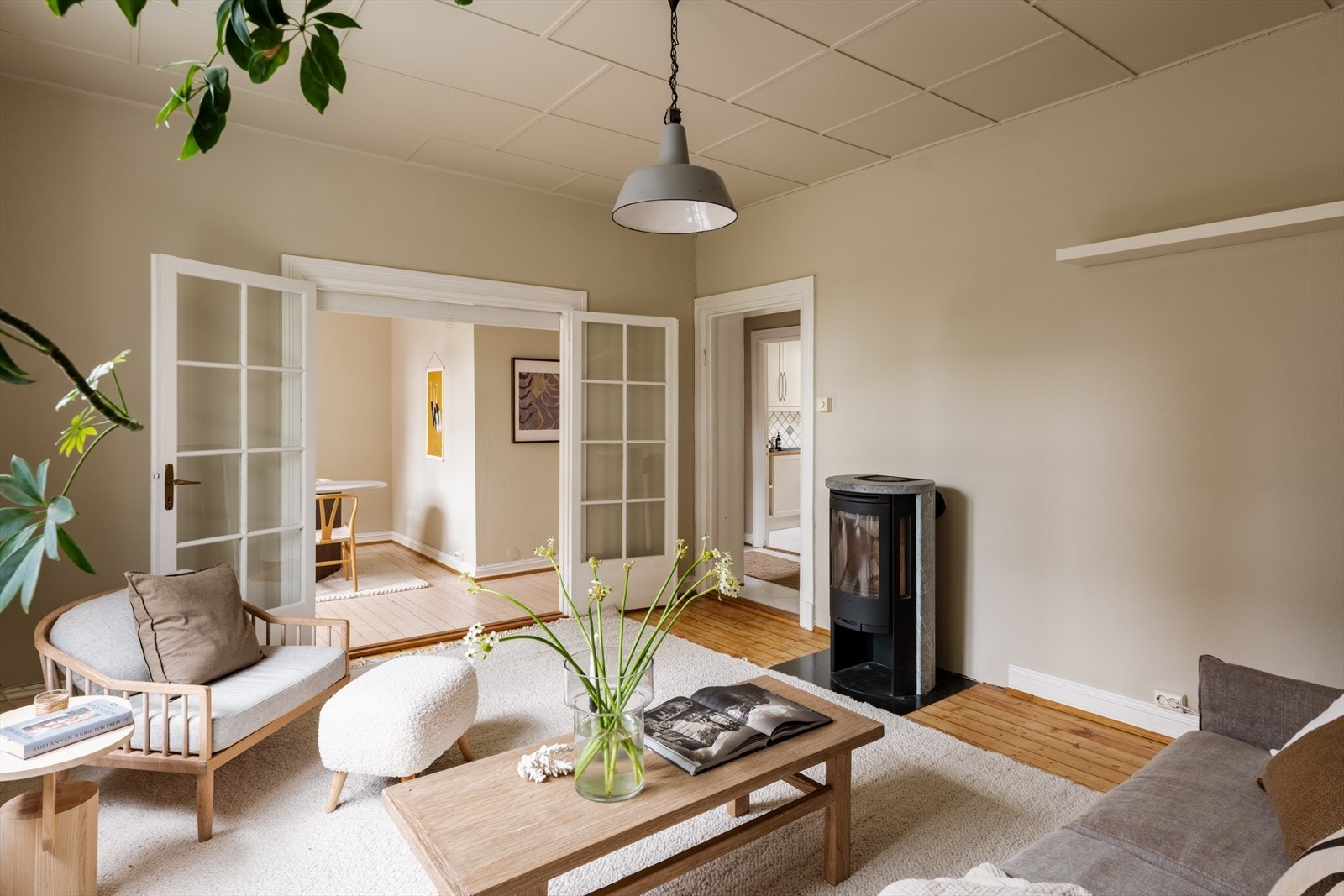 Stuen har god plass til sofagruppe og en moderne peisovn med ildfast plate på gulvet. Galleribilde