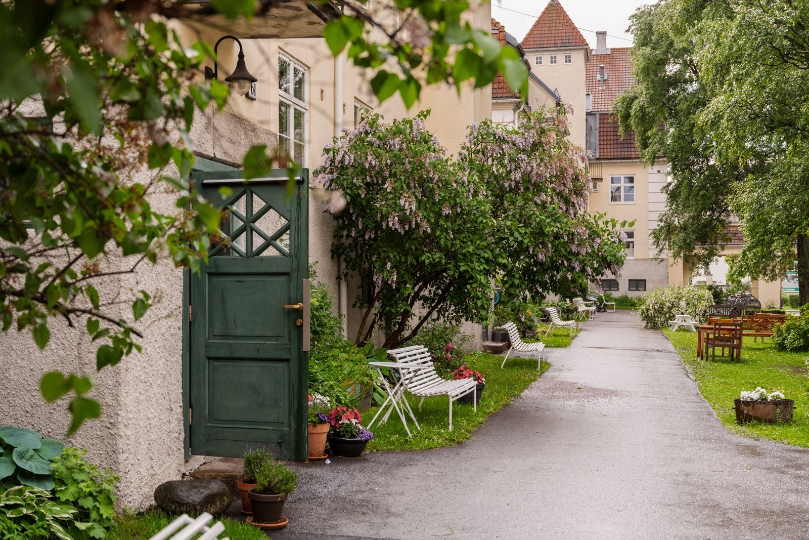 Sjarmerende detaljer og velholdte uteområder preger borettslaget. Galleribilde