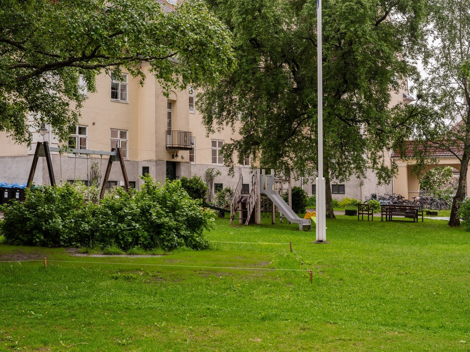 Lekeplass på fellesområdet gjør dette til et attraktivt sted for barnefamilier. Galleribilde