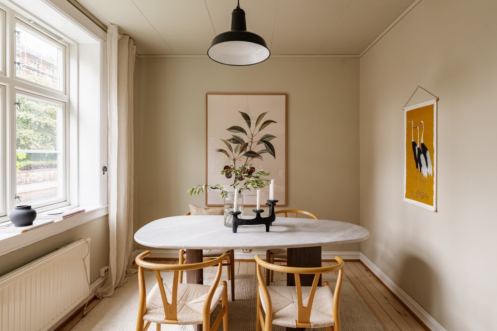 Rommet har takessplater i taket og store vindusflater. Galleribilde