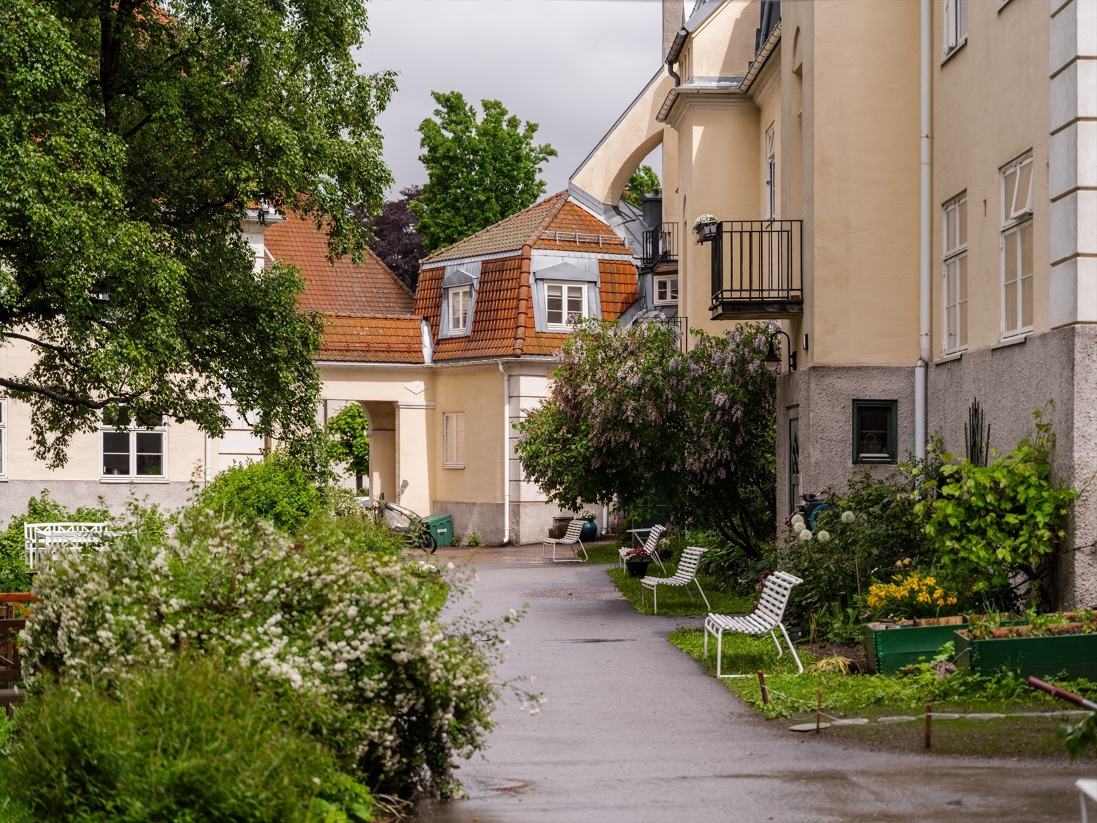 Området har en gjennomført hagebyarkitektur med buede gater og frodige gårdsrom. Galleribilde