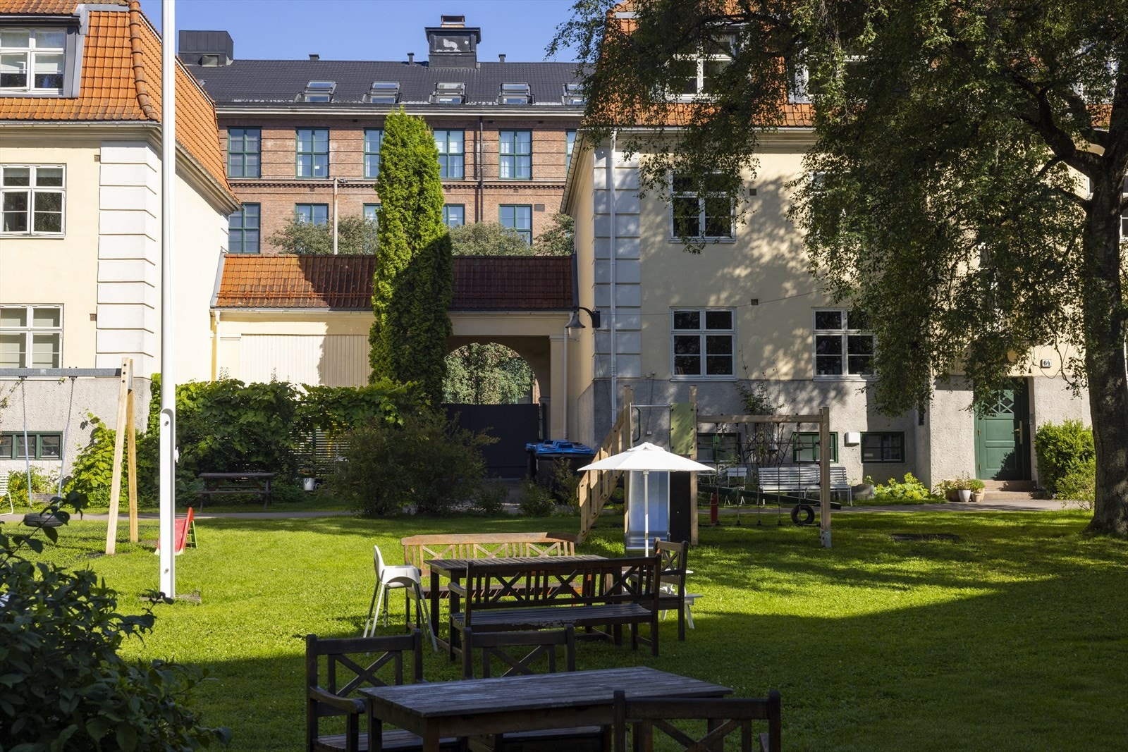 Store, frodige fellesarealer med plen, sittegrupper og grillmuligheter. Galleribilde