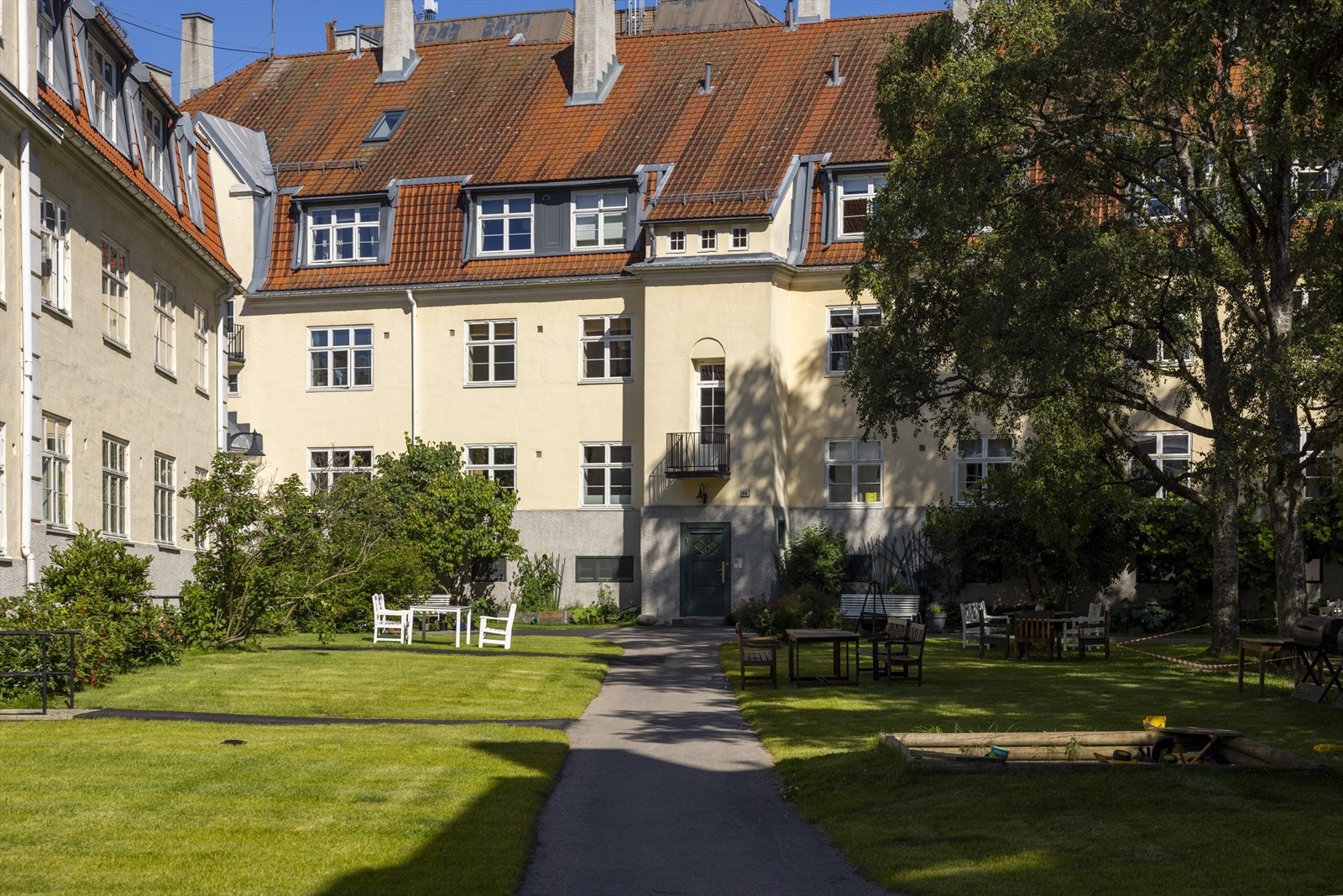 Et idyllisk og barnevennlig nabolag med rolige, bilfrie gårdsrom. Galleribilde