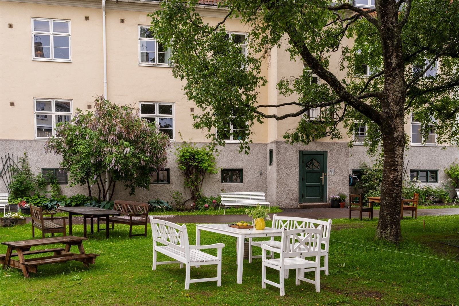 Her kan man nyte rolige dager i grønne, parkmessige omgivelser midt i byen. Galleribilde