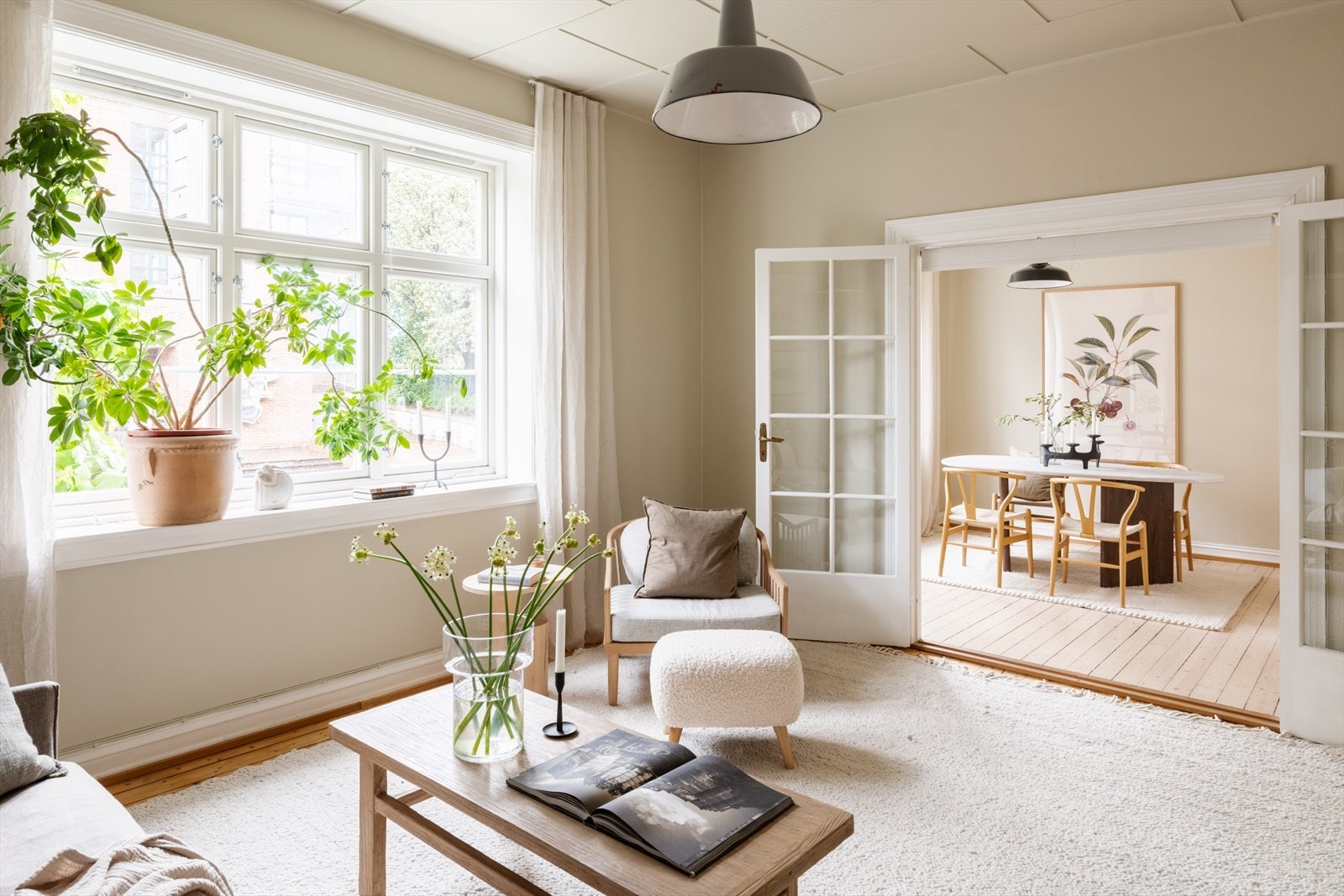 Doble fløydører åpner fra stuen inn til det som i dag benyttes som spisestue. Galleribilde