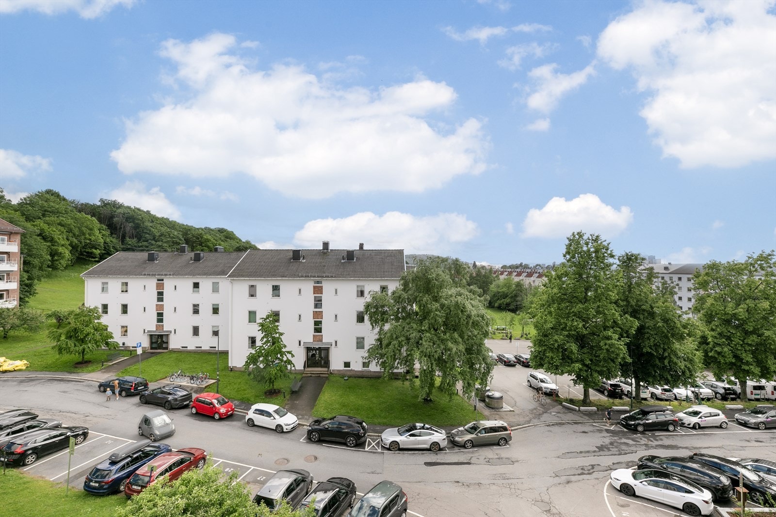 Borettslaget har ca. 83 parkeringsplasser som tildeles etter venteliste. Det er også beboerparkering i området. Galleribilde