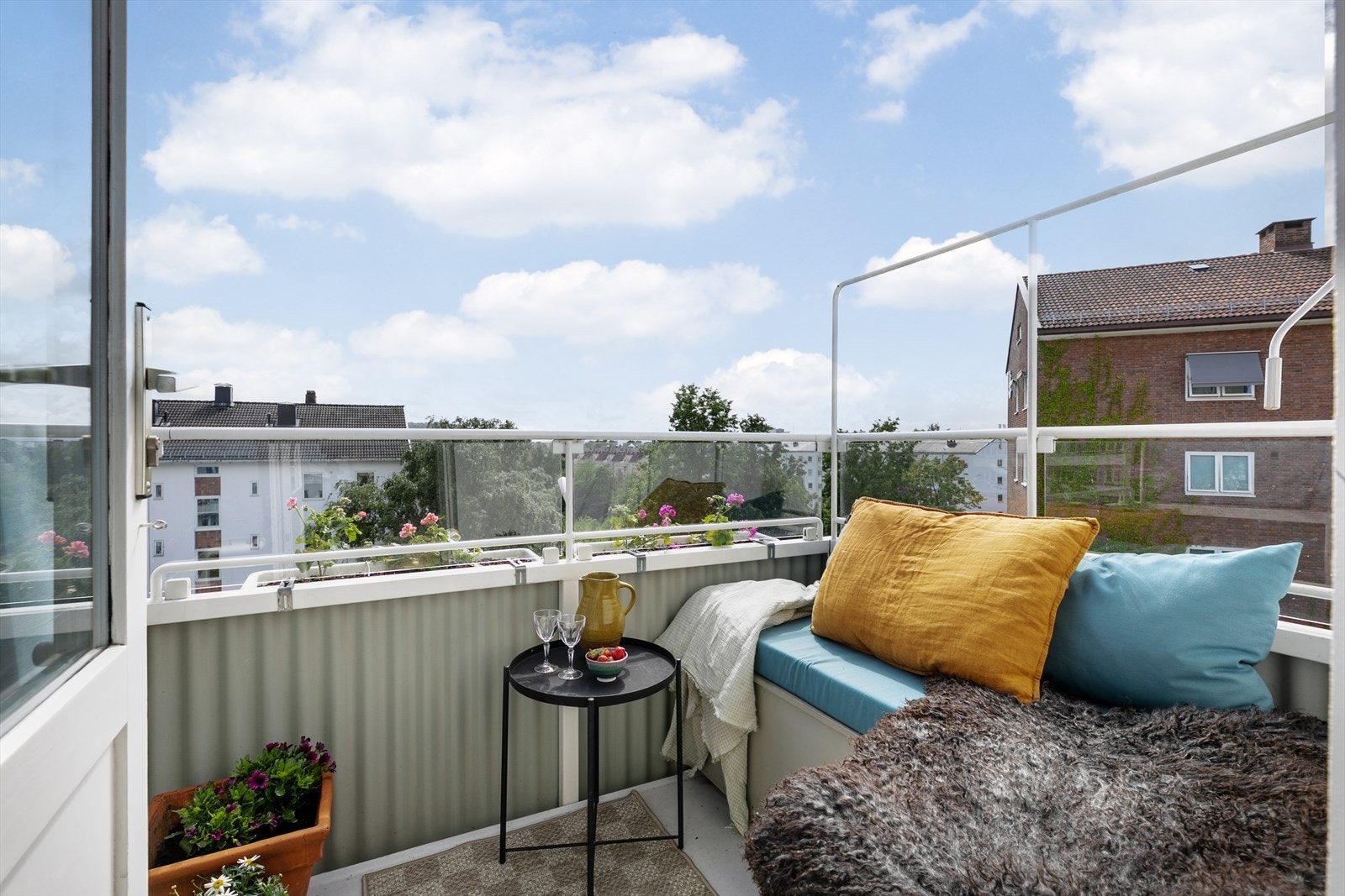 Balkongen ligger høyt og fritt mot hyggelig bakgård. Her får dere sol og utsikt store deler av dagen. Galleribilde