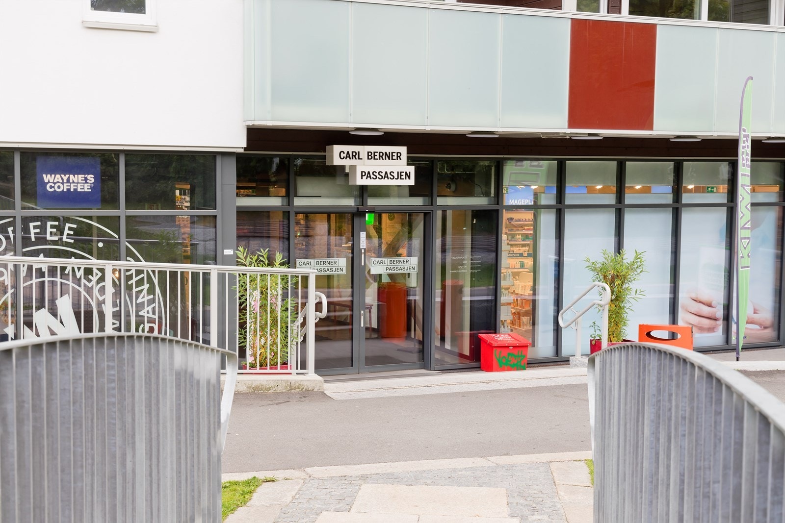 Carl Berner Passasjen åpnet høsten 2020. Her finnes blant annet Kiwi, apotek, blomsterbutikk og Vinmonopolet. Galleribilde