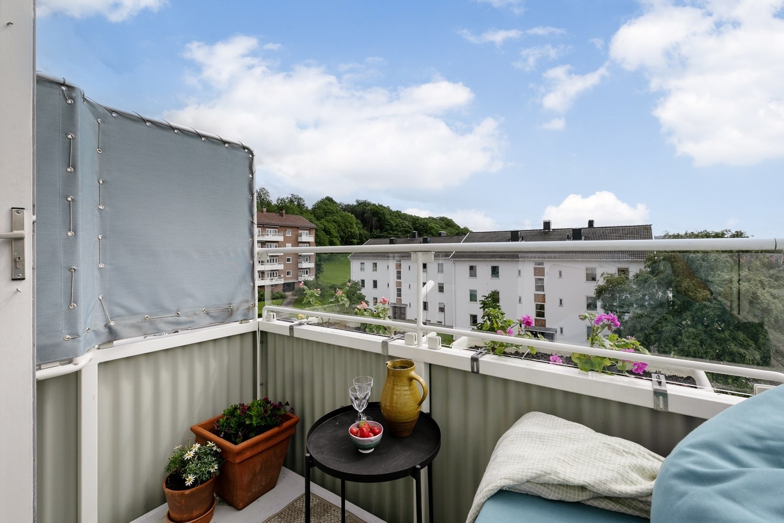 På de varme dagene blir balkongen som en naturlig forlengelse av boligen og gir mer rom for sosialt samvær. Galleribilde