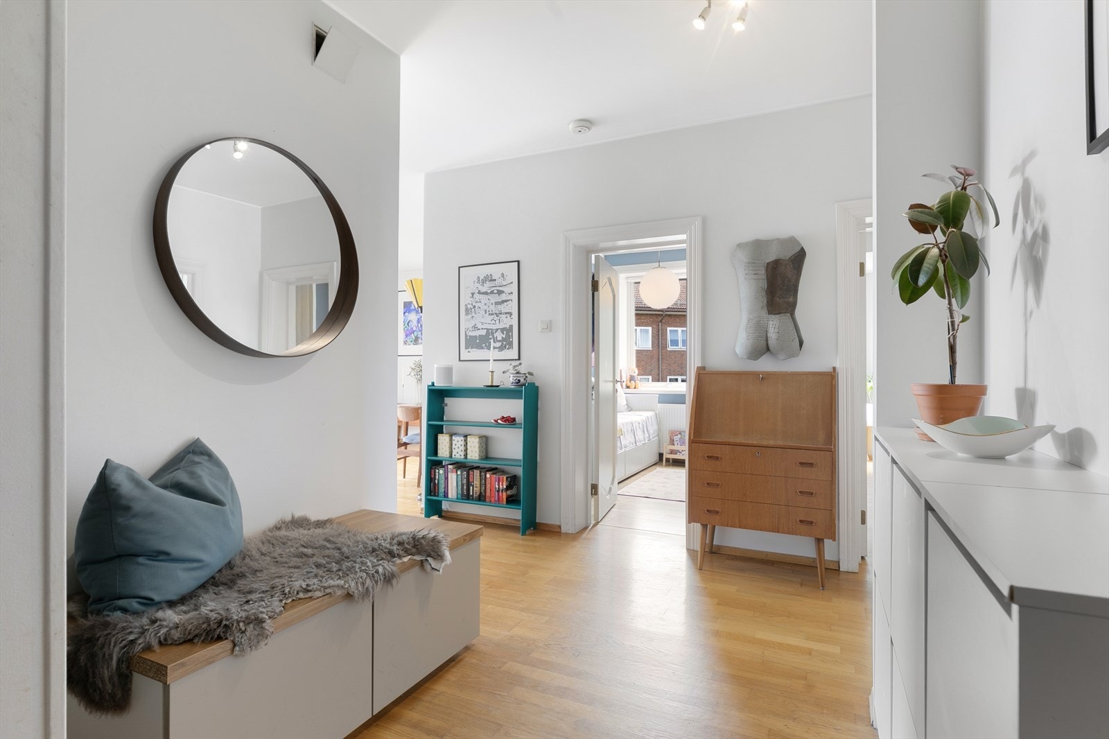 I det dere trer over dørstokken forstår dere umiddelbart hvilket gjennomtenkt og hyggelig hjem dette er. Skoskap og garderobe for oppbevaring. Galleribilde