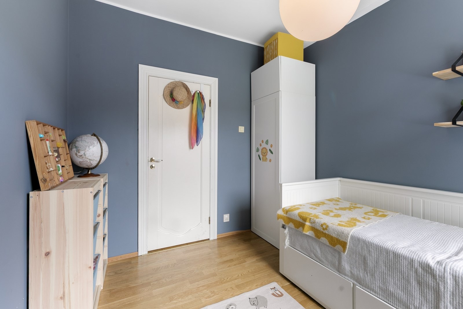 Det er god plass til seng, kommoder og skap. Galleribilde