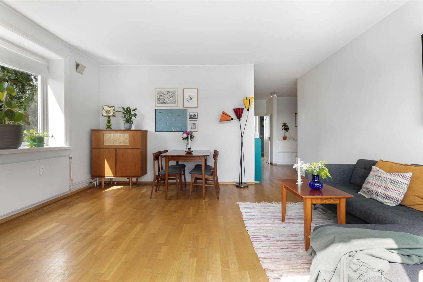 Med plass til spisebord i stuen, kan dere glede dere til å invitere inn gjester! Galleribilde