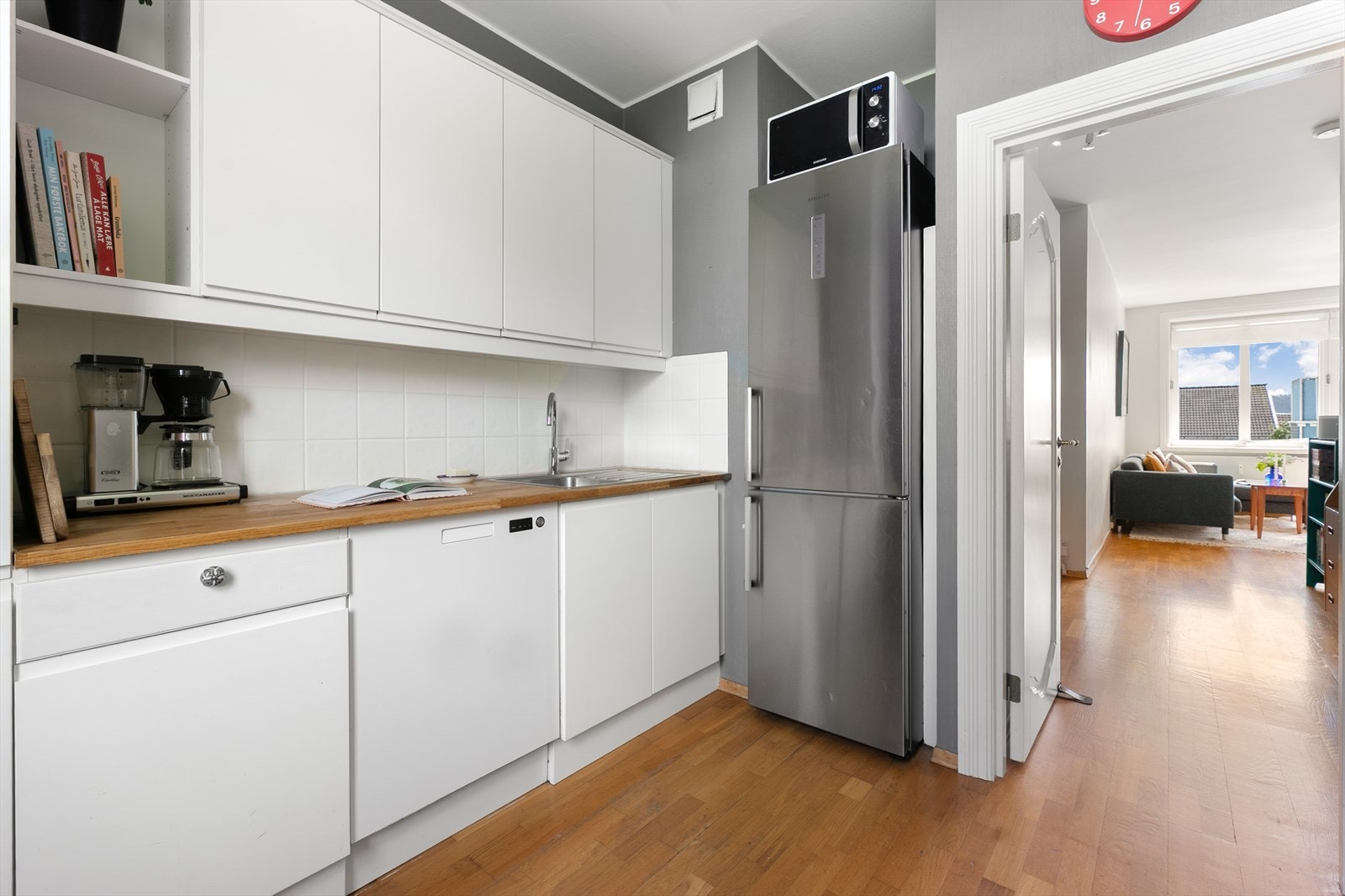 Kjøkkenet er utstyrt med lys under overskap og ventilator med kullfilter. Hvitevarer som komfyr, platetopp og oppvaskmaskin er integrert i innredningen. Galleribilde
