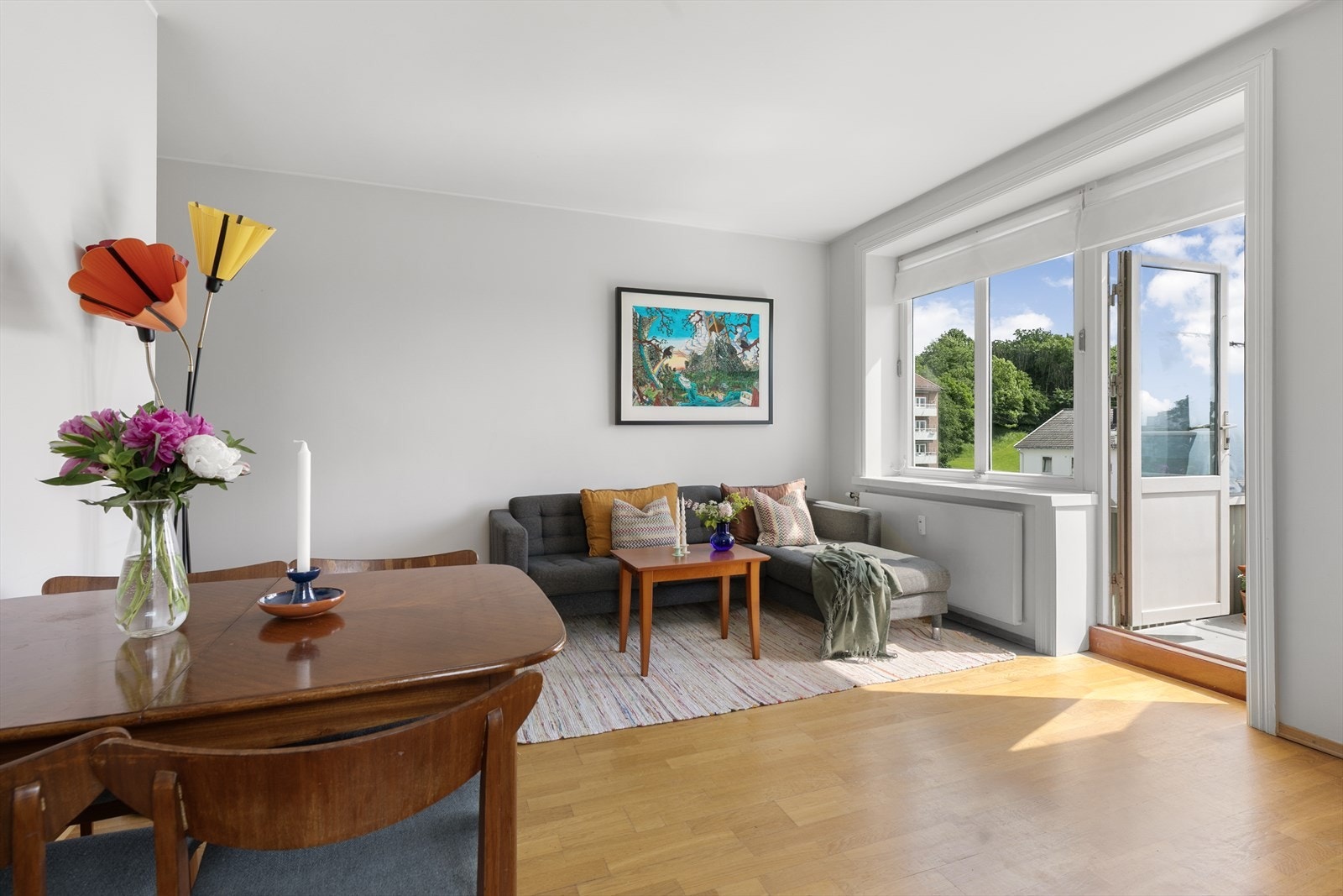 Stuen er lys og romslig med plass til sofagruppe, bord, TV-benk og spisebord. Galleribilde