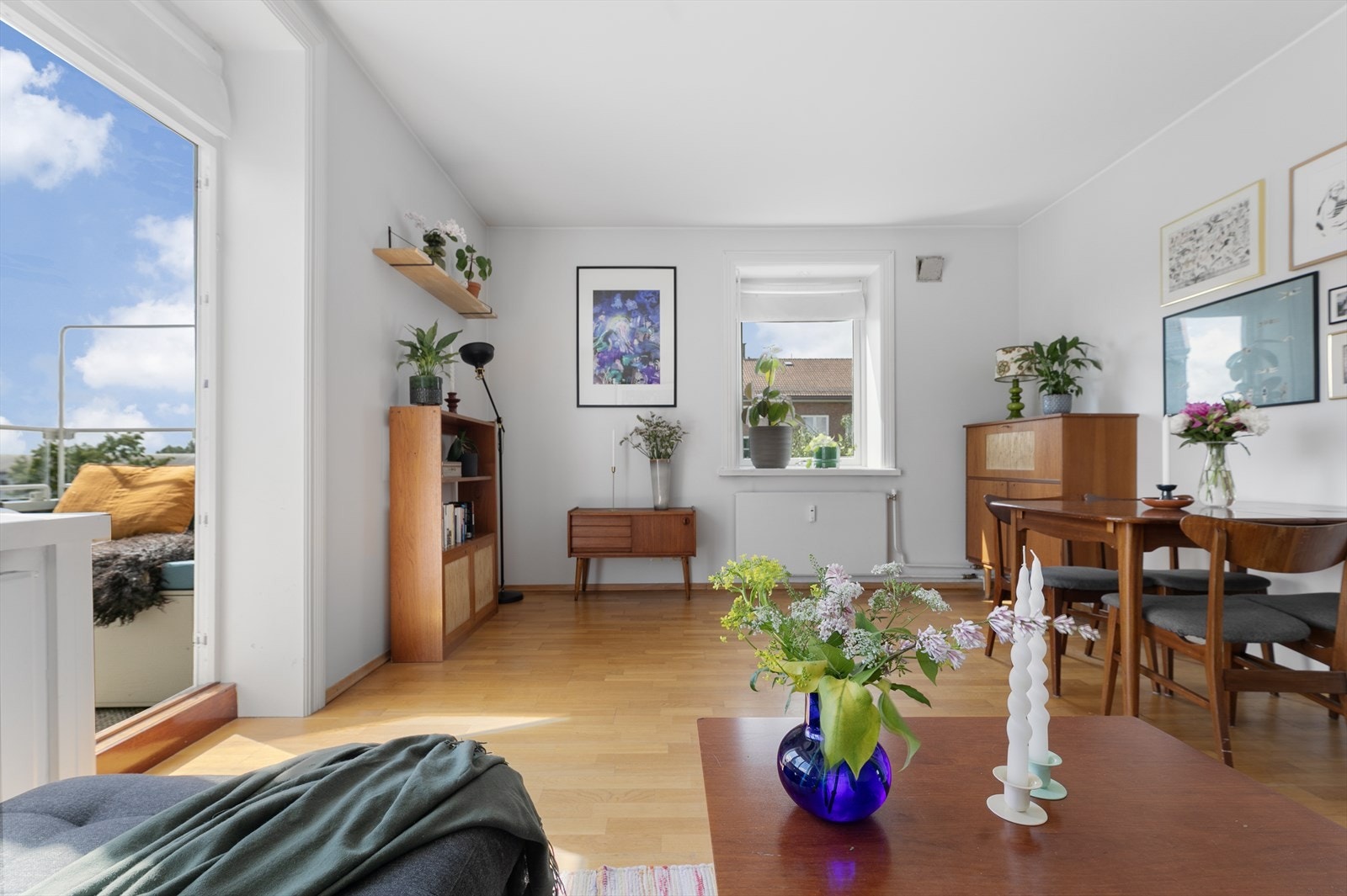 Store vinduer med dype karmer sikrer rikelig med lys og luft i dette hjemmet! Galleribilde