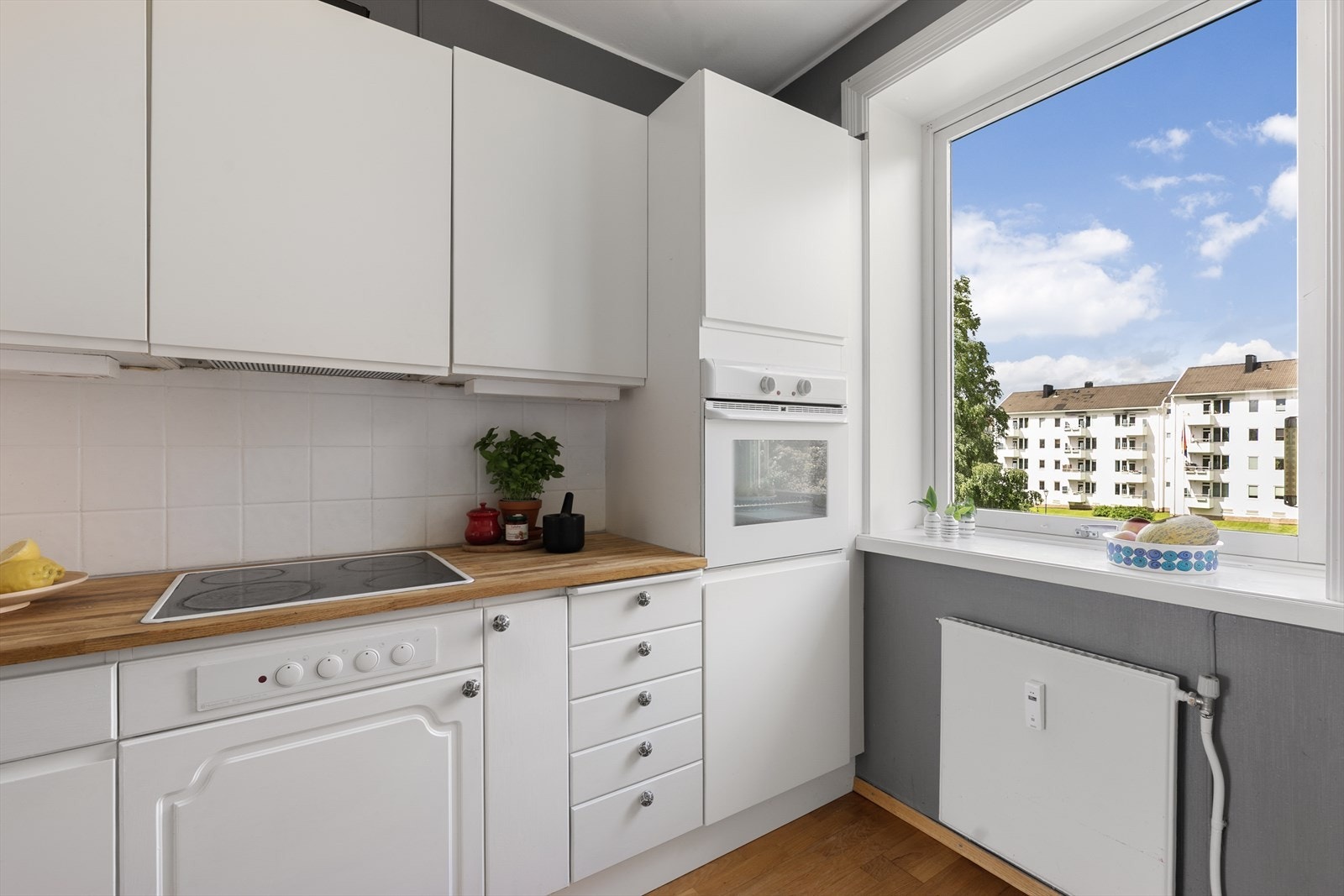 Kjøkkeninnredning med glatte og profilerte fronter og heltre benkeplate med oppvaskkum og 1-greps blandebatteri. Godt med oppbevaringsplass i skuffer og skap gjør det enkelt å holde orden. Galleribilde