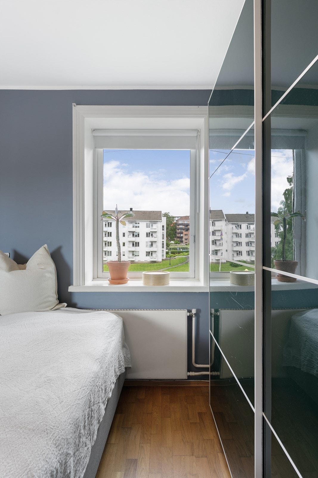 Stort garderobeskap sikrer godt med oppbevaringsplass. Galleribilde
