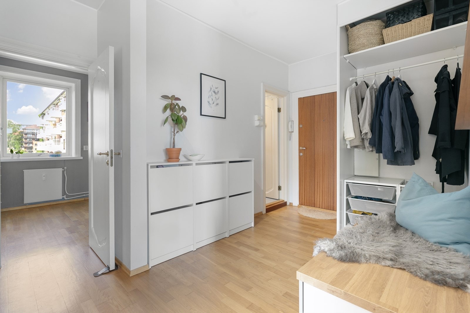 Den luftige, store gangen er det naturlige bindeleddet mellom alle rom i boligen. Galleribilde
