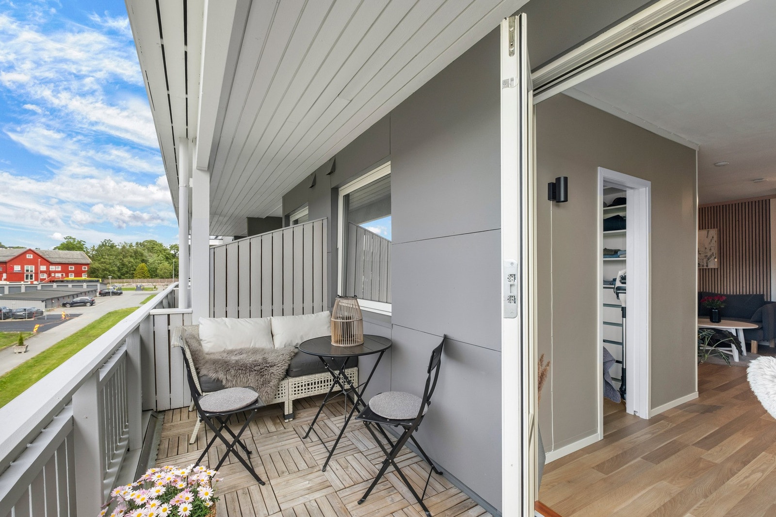 Balkongen vender mot vest, noe som gir gode solforhold fra ettermiddag og til solen går ned om kvelden. Galleribilde