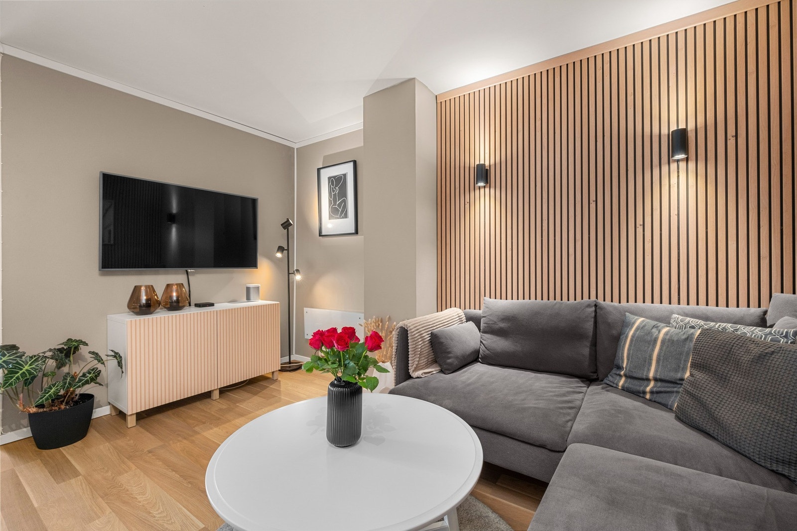 Veggene på stua er malt i en moderne farge som gir en god atmosfære til rommet. Galleribilde