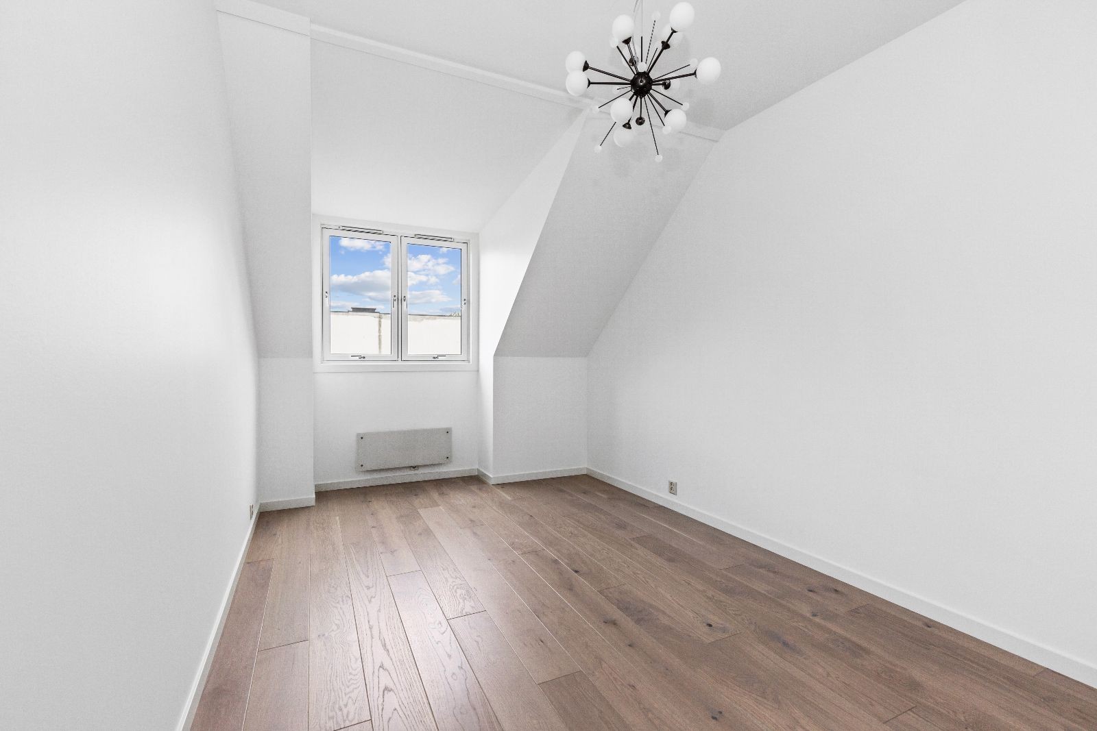 Soverom med vindu mot vest. Stille og rolig. Galleribilde