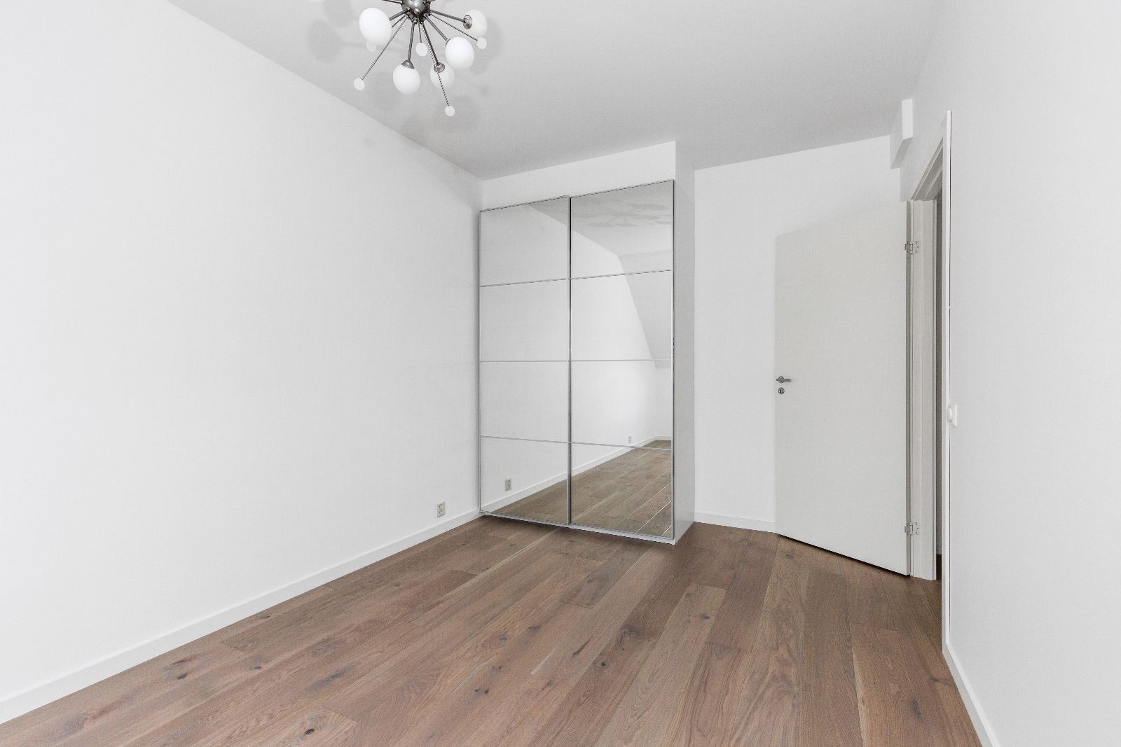 Garderobeskap på soverommer og skyvedørsgarderobe i gangen Galleribilde