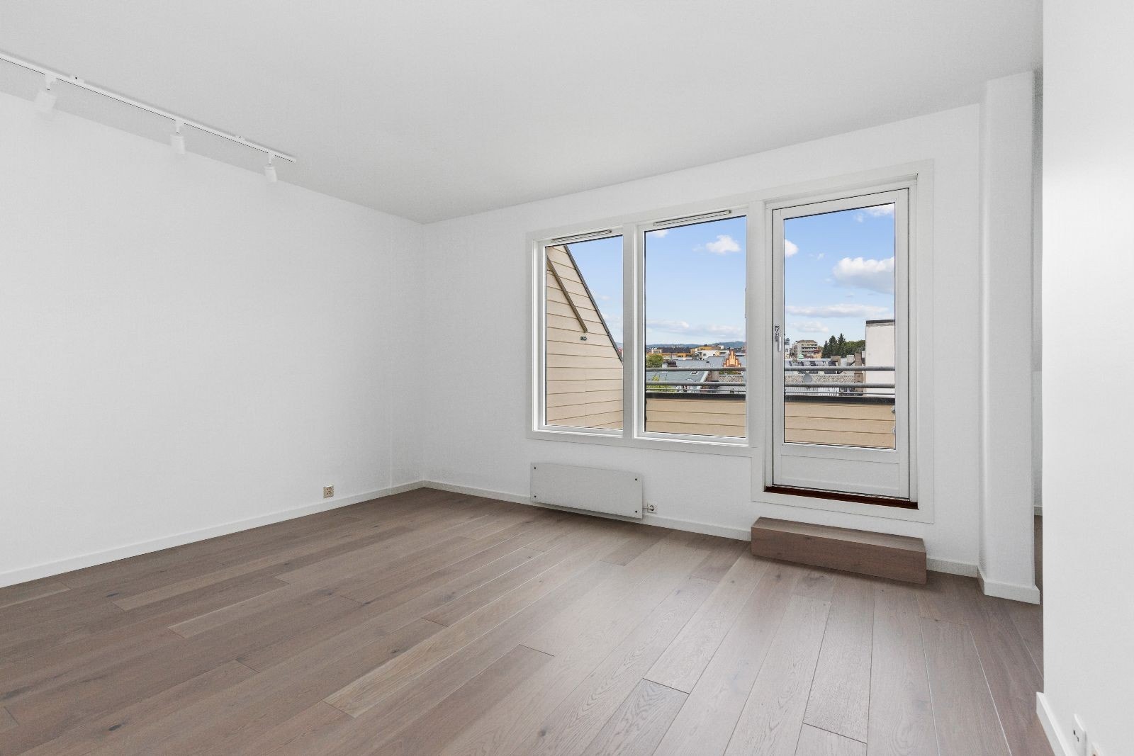 Bilde tatt fra gangen. Balkong mot vest. Kjøkken inn til høyre. Galleribilde
